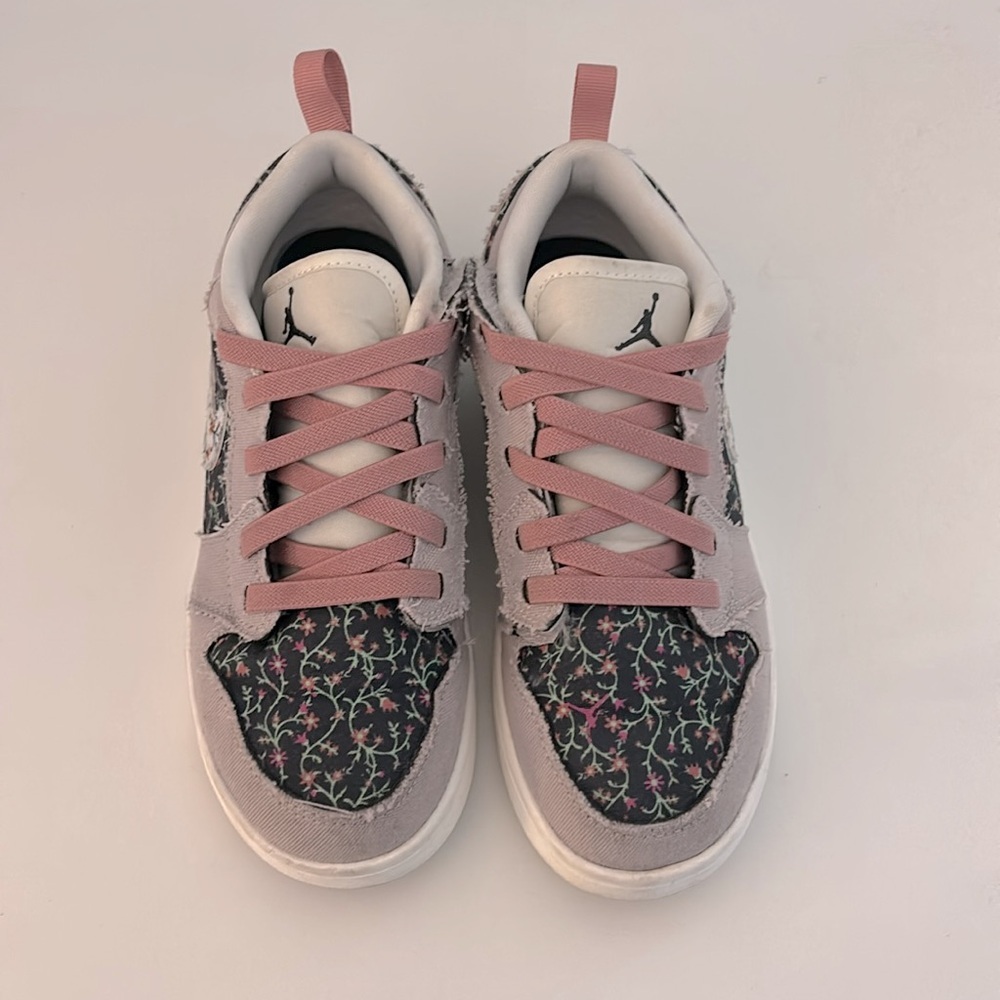 Jordan 1 Low Alt SE
Girls sneakers